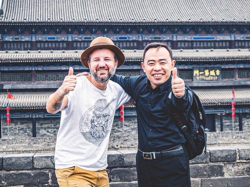Reiziger en gids in China