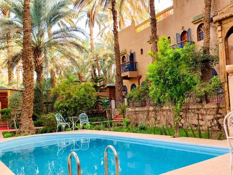 Zwembad met palmbomen