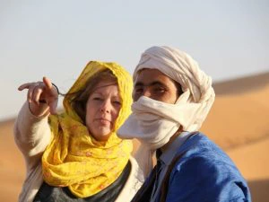 Man en vrouw met tulband in de woestijn