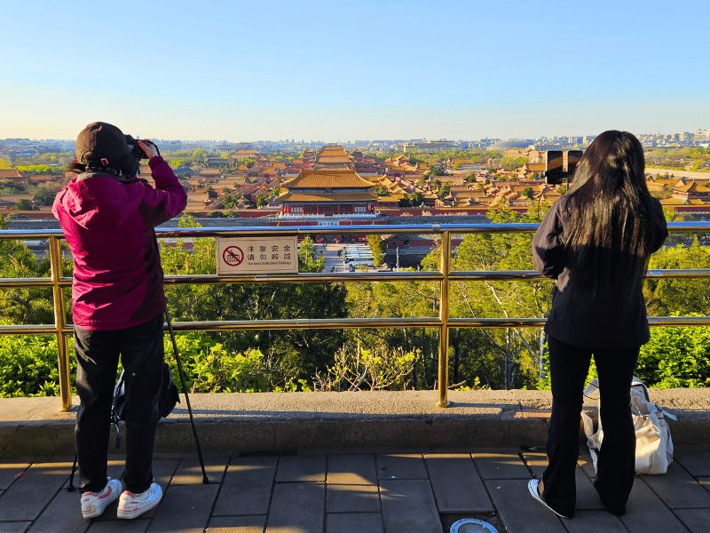 Lokale toeristen in Jingshan Park in Beijing