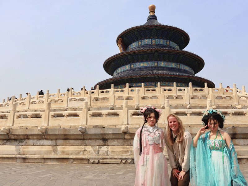 Reiziger met lokale toeristen in Beijing