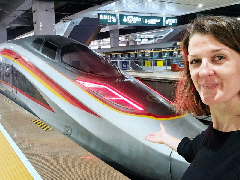 Vrouw poseert met hogesnelheidstrein china